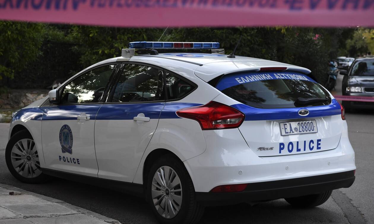 Θεσσαλονίκη: Αστυνομικοί έσωσαν… καναρίνι (pics)