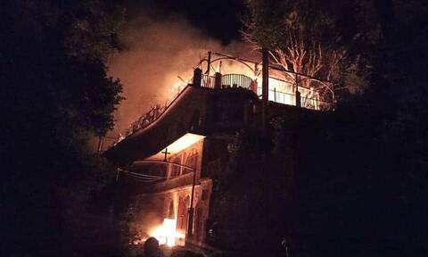 Φωτιά στη Φωκίδα: Στις φλόγες η Ιερά Μονή Βαρνάκοβας - Κάηκε η εικόνα της Παναγιάς