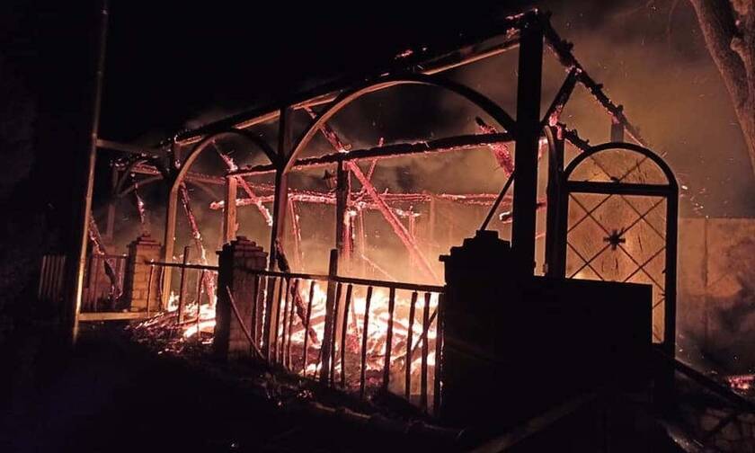 Φωτιά στη Φωκίδα: Υπό έλεγχο η πυρκαγιά στην Ιερά Μονή Βαρνάκοβας