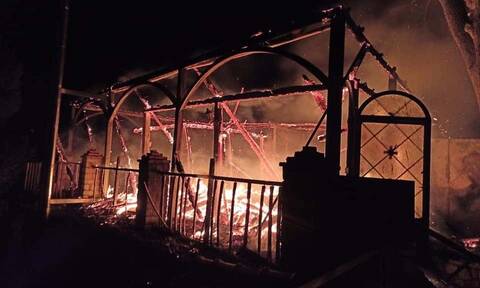 Φωτιά στη Φωκίδα: Υπό έλεγχο η πυρκαγιά στην Ιερά Μονή Βαρνάκοβας