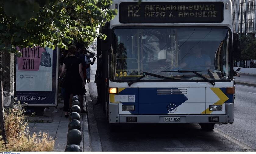 Πανικός στο Σύνταγμα: Λεωφορείο έπεσε σε στάση (pics)
