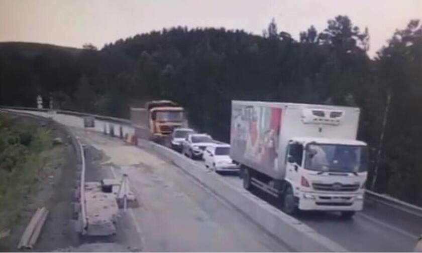 Τραγικό τροχαίο: Φορτηγό παρέσυρε 5 οχήματα - Δυο νεκροί (vid)