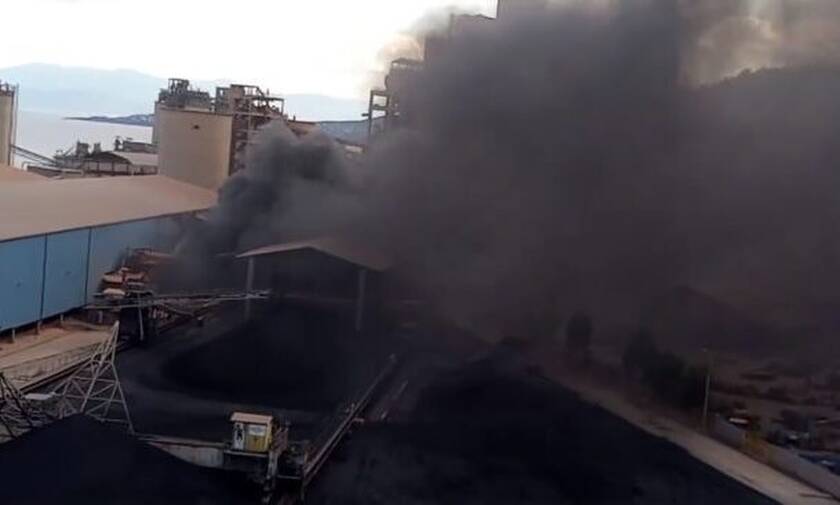 Βόλος: Μεγάλη πυρκαγιά σε τσιμεντοβιομηχανία