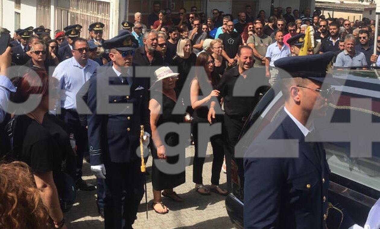 Σπαραγμός στην Κρήτη: Ράγισαν καρδιές στην κηδεία του 33χρονου σμηναγού