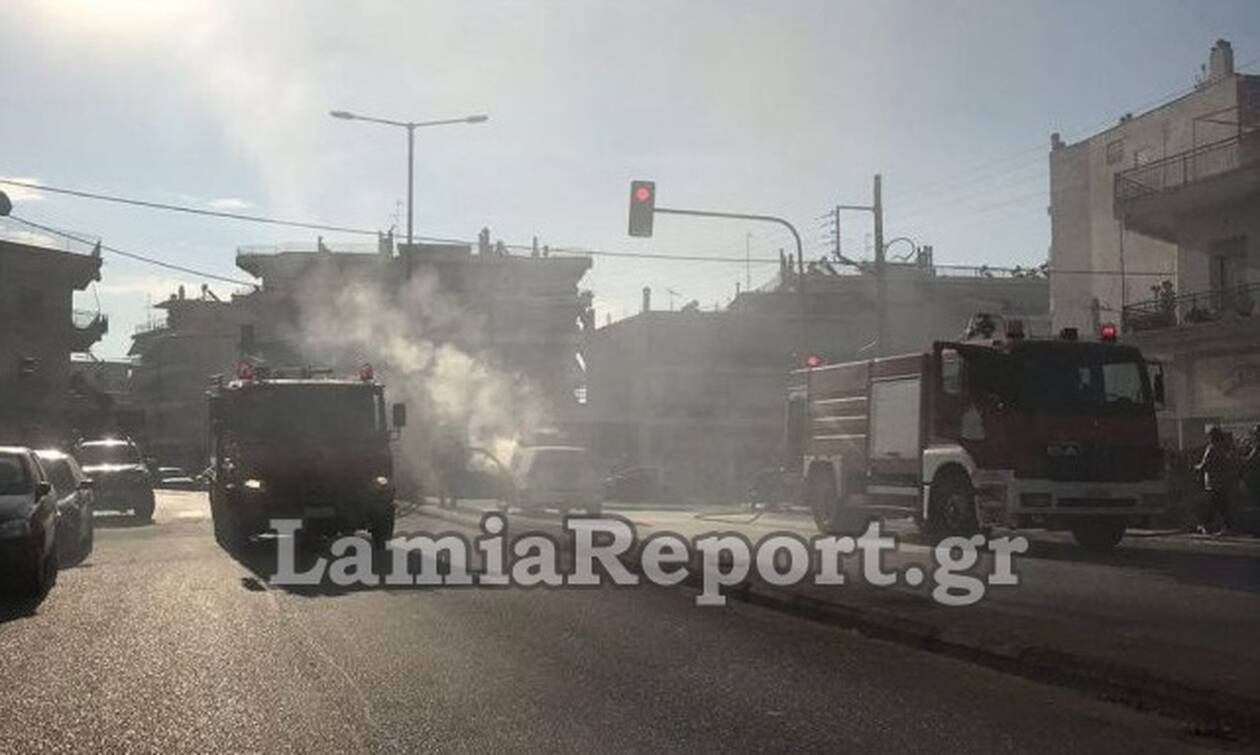 Λαμία: Αυτοκίνητο πήρε φωτιά σε φανάρι - Συγκλονιστικές εικόνες
