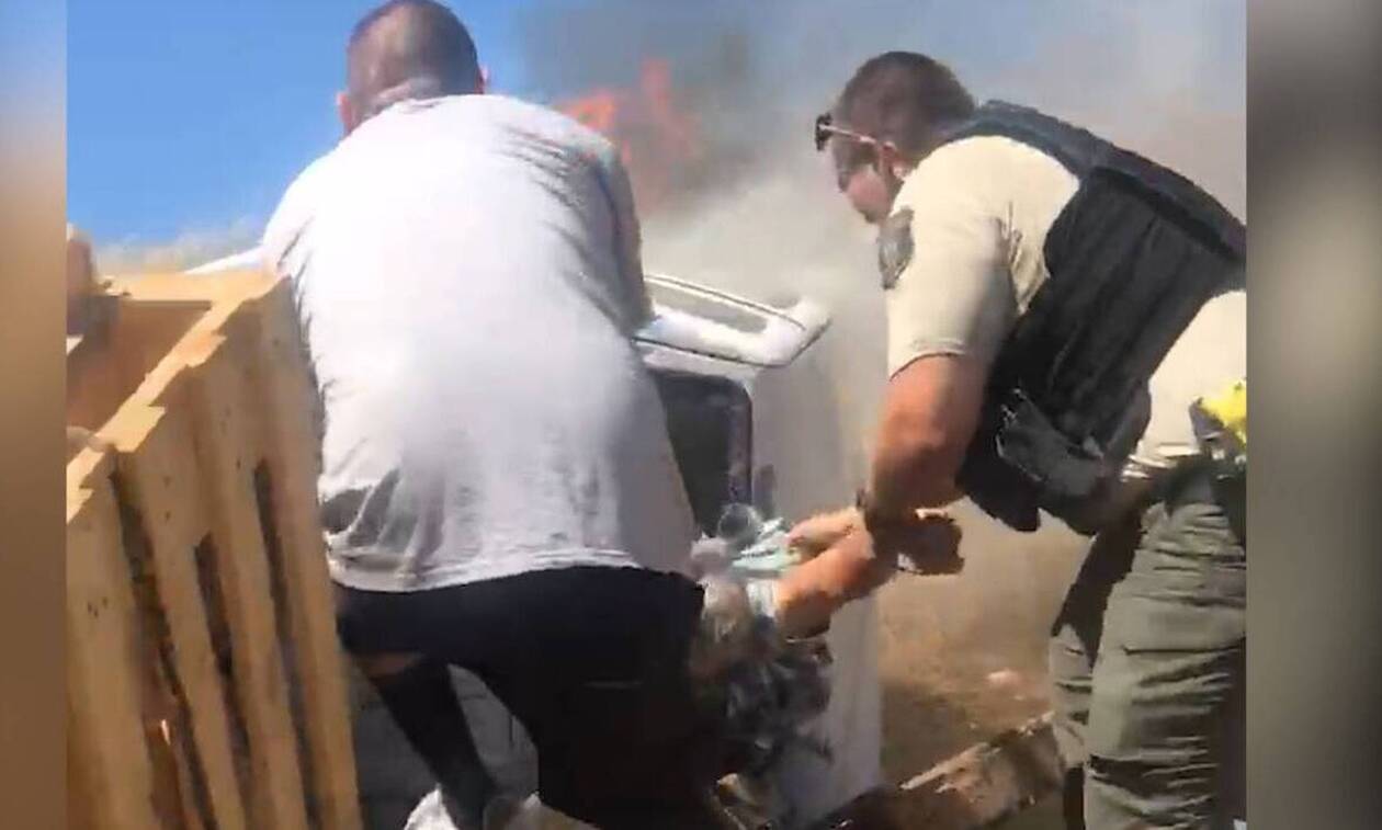 Βίντεο: Δραματική διάσωση οδηγού που εγκλωβίστηκε σε φλεγόμενο όχημα 
