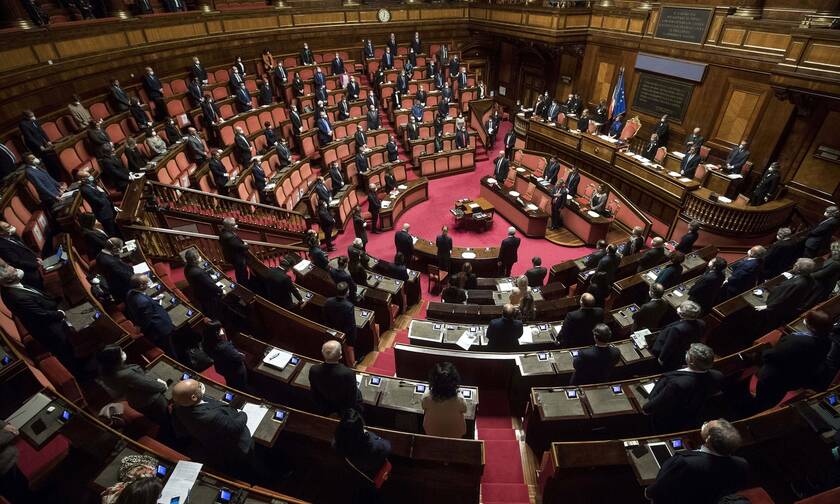 Ιταλία - Απίστευτες εικόνες στο κοινοβούλιο: Έβγαλαν «σηκωτό» έξω βουλευτή