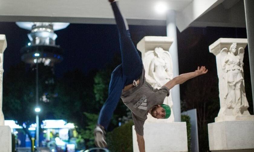 Θεσσαλονίκη: Χορεύοντας Breakdance στη «σκιά» των αγαλμάτων