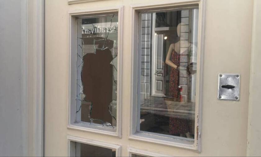 Καταδρομική επίθεση στην Ερμού - Έσπασαν τζαμαρίες καταστημάτων και ΑΤΜ