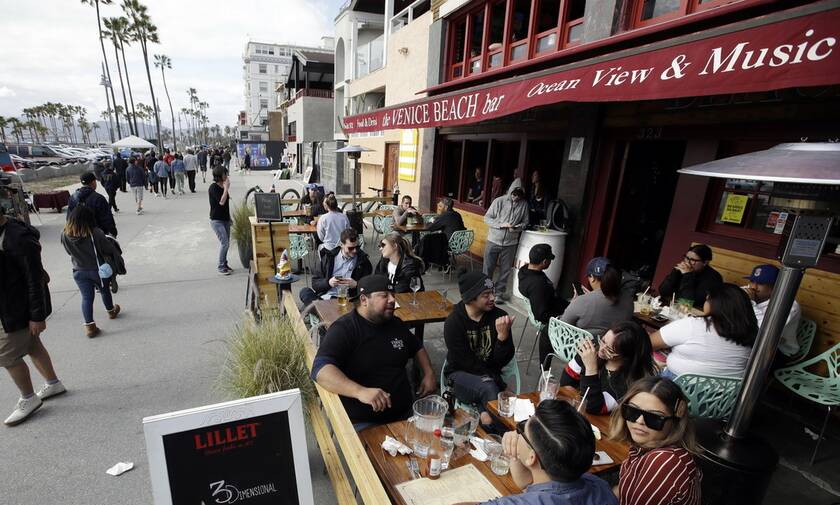 Κορονοϊός στις ΗΠΑ: Ο κυβερνήτης της Καλιφόρνια κλείνει τα μπαρ στο Λος Άντζελες