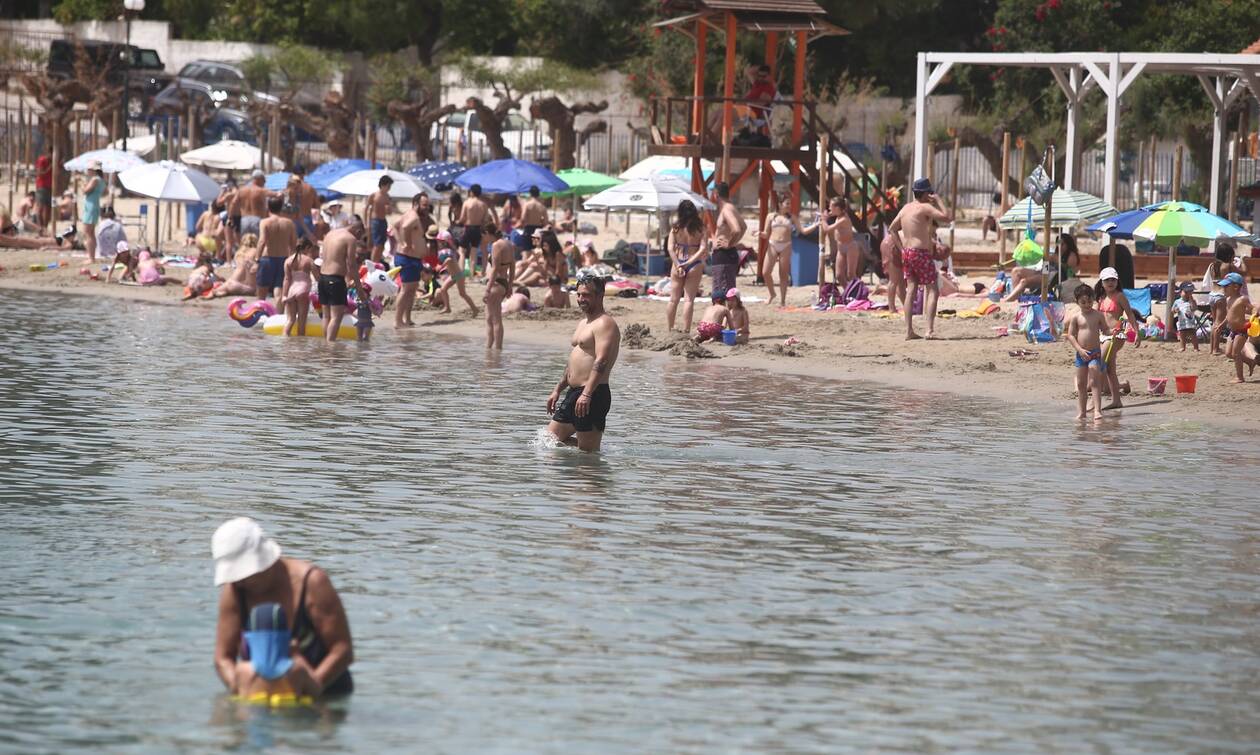 «Λουκέτο» σε παραλία της Αττικής λόγω συνωστισμού