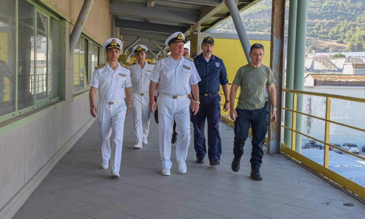 Πολεμικό Ναυτικό: Στα Ναυπηγεία Σκαραμαγκά ο Αρχηγός ΓΕΝ