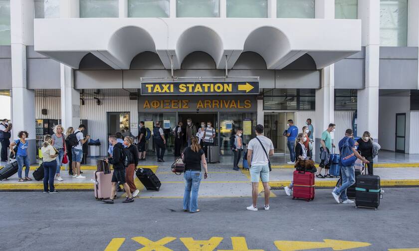 Τουρισμός: Τουλάχιστον 4.000 τεστ την 1η ημέρα στα αεροδρόμια