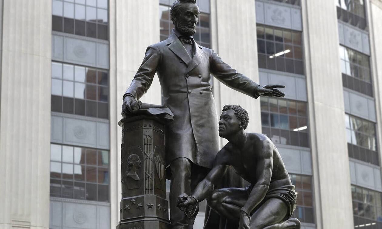 ΗΠΑ: Η Βοστώνη απομακρύνει άγαλμα του Λίνκολν με έναν μαύρο σκλάβο 