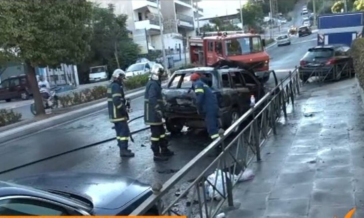 Γαλάτσι: Αυτοκίνητο τυλίχθηκε στις φλόγες - Κυκλοφοριακό χάος