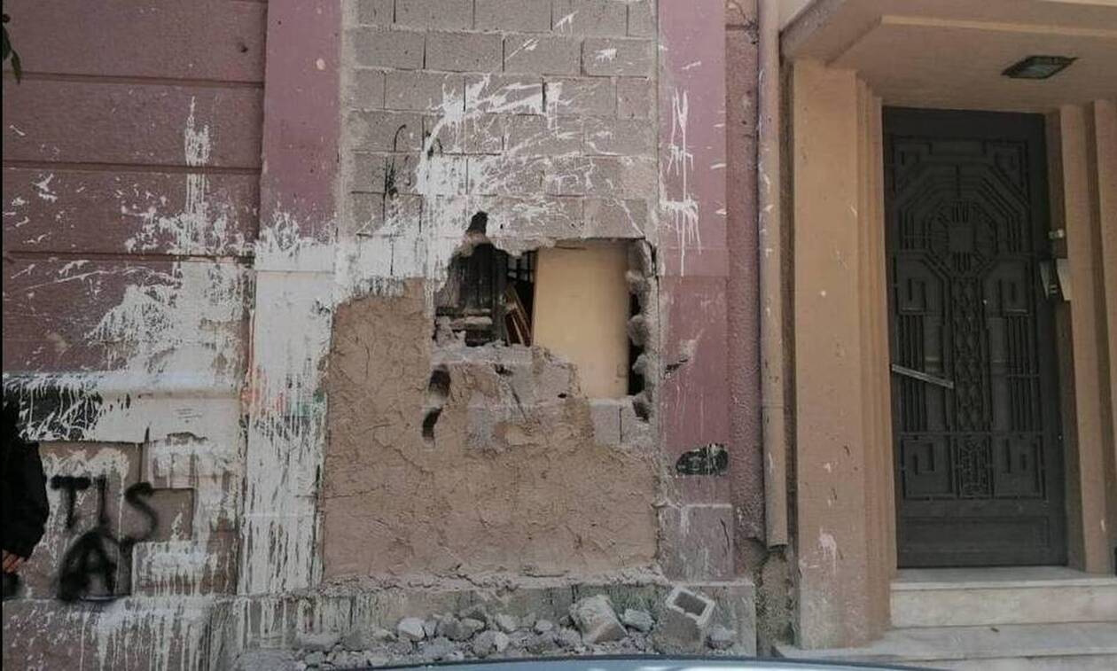 Κουκάκι: Έσπασαν με βαριοπούλες κτήριο στη Ματρόζου