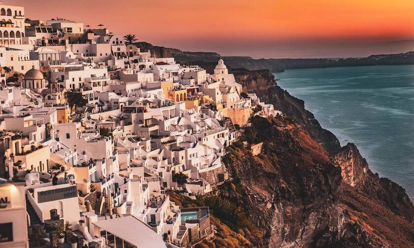 Η Σαντορίνη προσκαλεί τους Έλληνες τουρίστες: «Είναι μία χρυσή ευκαιρία»