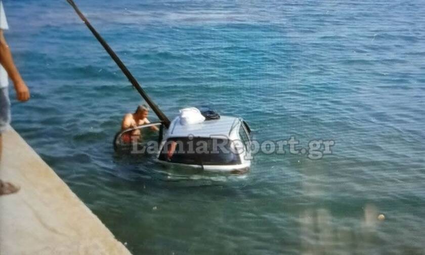 Συναγερμός στην Αρκίτσα: Αυτοκίνητο έπεσε στη θάλασσα - Τους έσωσε λιμενικός