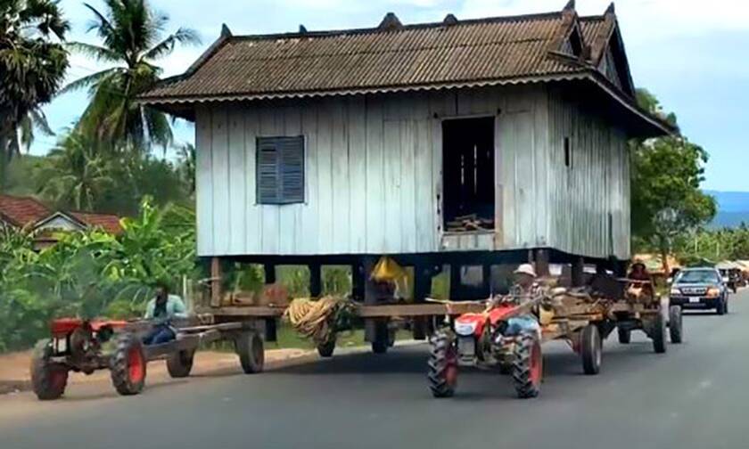 Αγρότες ένωσαν τα τρακτέρ τους για να μεταφέρουν ολόκληρο σπίτι (video)
