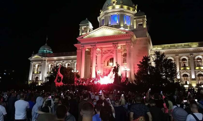 Κορονοϊός στη Σερβία: Αντιδράσεις για το νέο lockdown - Διαδηλωτές εισέβαλαν στη Βουλή