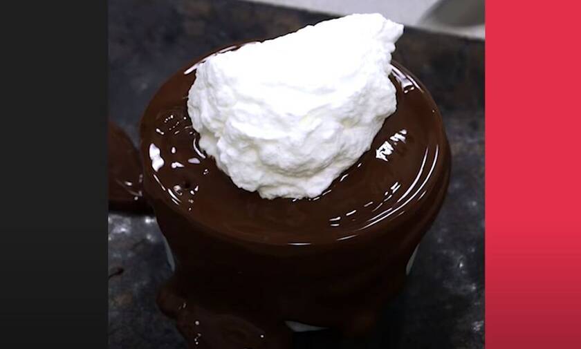 Άκης Πετρετζίκης: Σήμερα φτιάχνουμε το πιο απολαυστικό σουφλέ σοκολάτας γάλακτος
