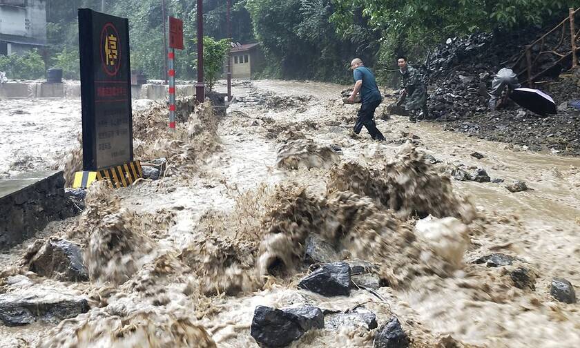 Κίνα: Εννέα άνθρωποι θάφτηκαν ζωντανοί κάτω από λάσπη (vids)