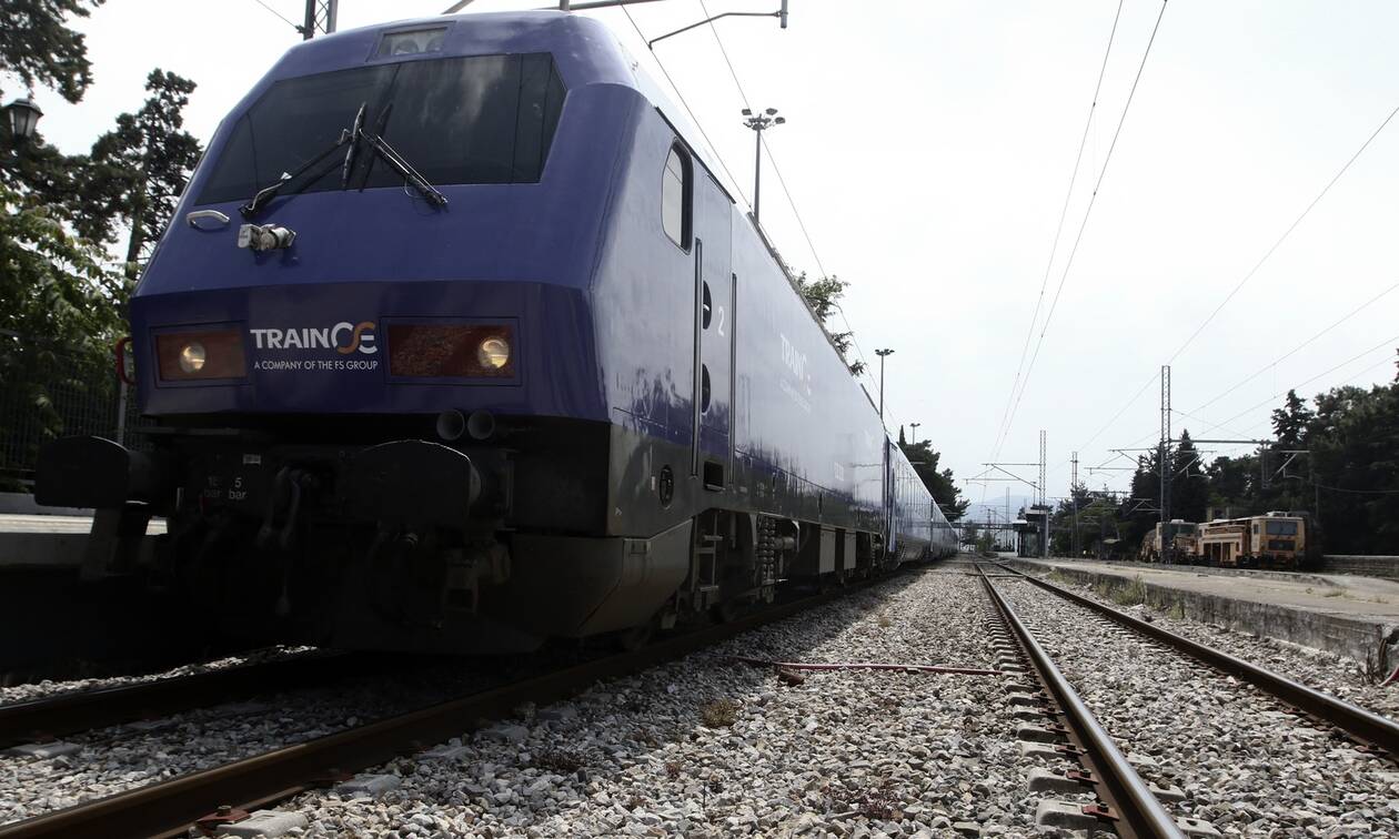 Επιβάτης τρένου ξυλοκόπησε υπάλληλο της ΤΡΑΙΝΟΣΕ επειδή του ζήτησε να φορέσει μάσκα