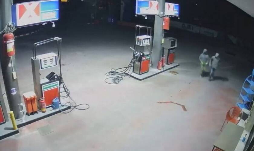 Βίντεο: Μπούκαραν σε βενζινάδικο για να πάρουν... 30 ευρώ σε κέρματα