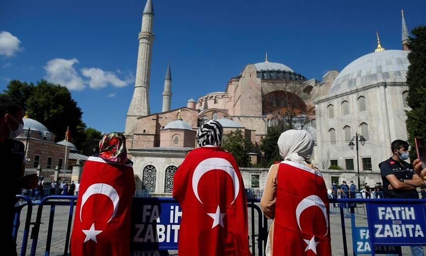 LIVE: Τούρκοι πανηγυρίζουν έξω από την Αγία Σοφία μετά την απόφαση-ντροπή