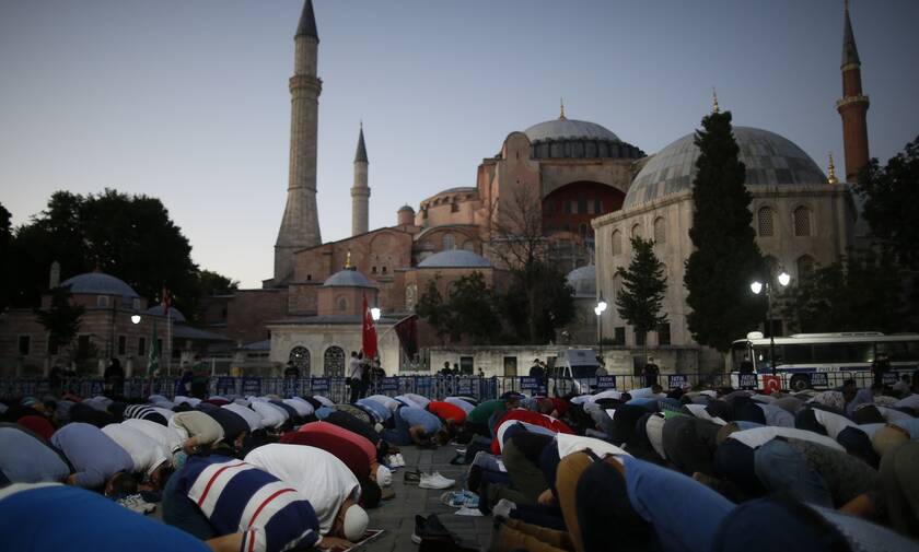 Αγία Σοφία: Προσευχή μπροστά από το ναό πριν από το διάγγελμα Ερντογάν