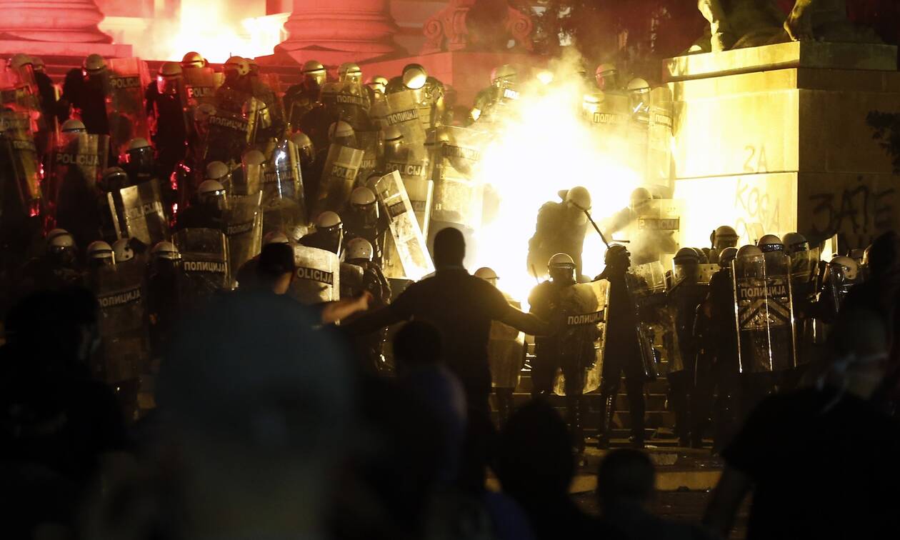 Βελιγράδι: Νύχτα βίας - Σφοδρές συγκρούσεις εθνικιστών και αστυνομικών
