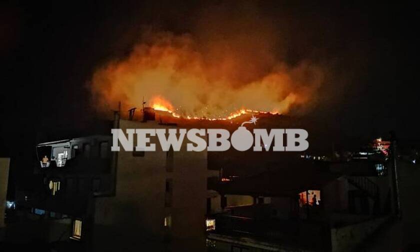 Φωτιά Πέραμα: Απειλούνται σπίτια - Συγκλονιστικές εικόνες του Newsbomb.gr