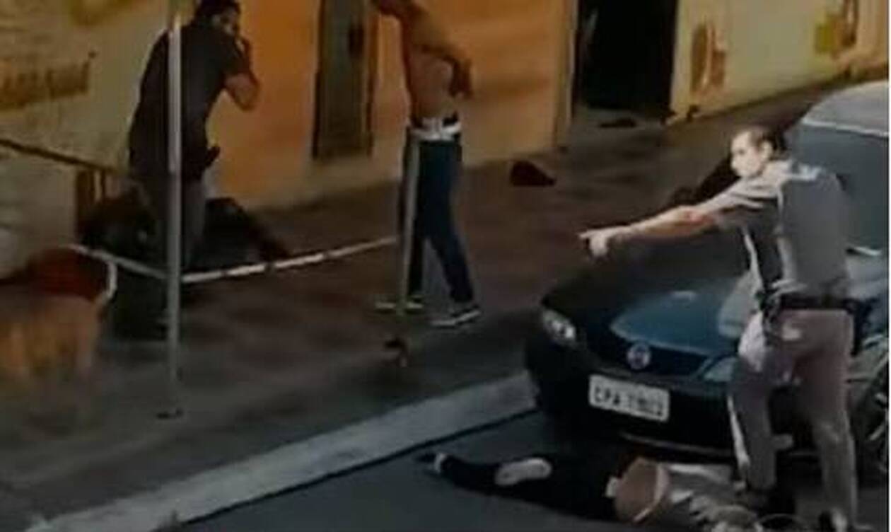 Σοκ στη Βραζιλία: Αστυνομικός πατάει στον λαιμό γυναίκα ακινητοποιώντας την