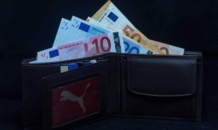 Επίδομα 534 ευρώ: Στις τράπεζες τα χρήματα - Ποιοι τα δικαιούνται
