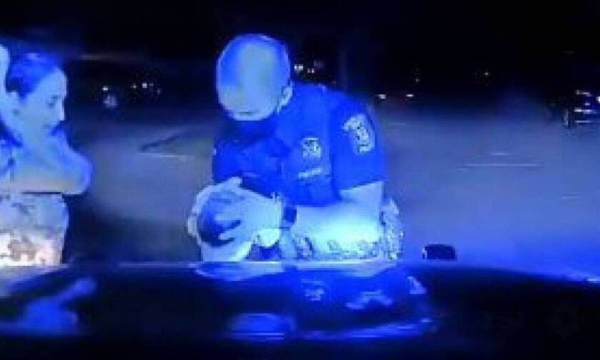 Συγκλονιστικό βίντεο: Αστυνομικός σώζει βρέφος από πνιγμό (vid)