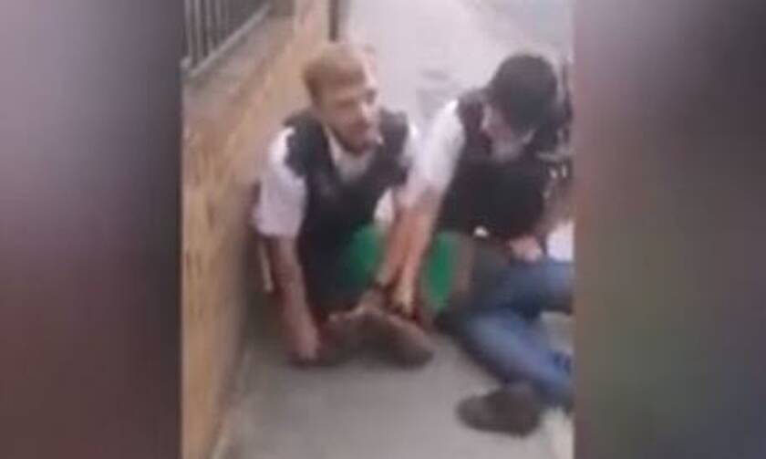 Βρετανία: Βίντεο σοκ! Αστυνομικός γονατίζει στον λαιμό μαύρου υπόπτου