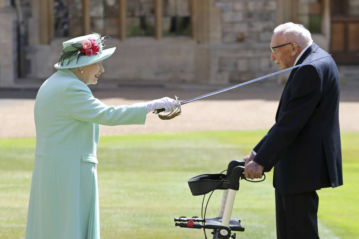 Η βασίλισσα Ελισάβετ έχρισε ιππότη τον 100χρονο «Captain Tom» που συγκέντρωσε 32 εκατ. για το NHS 