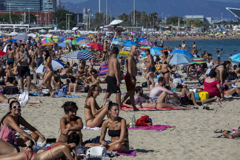 Κορονοϊός: Οι Ισπανοί κατέκλυσαν τις παραλίες αψηφώντας τις συστάσεις των Aρχών