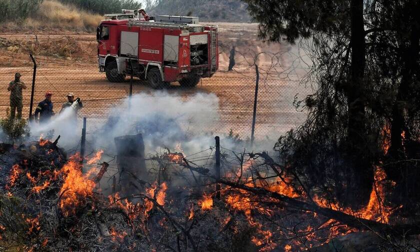 Μεγάλη φωτιά στην Άνδρο: Σε ετοιμότητα για εκκένωση δύο οικισμοί