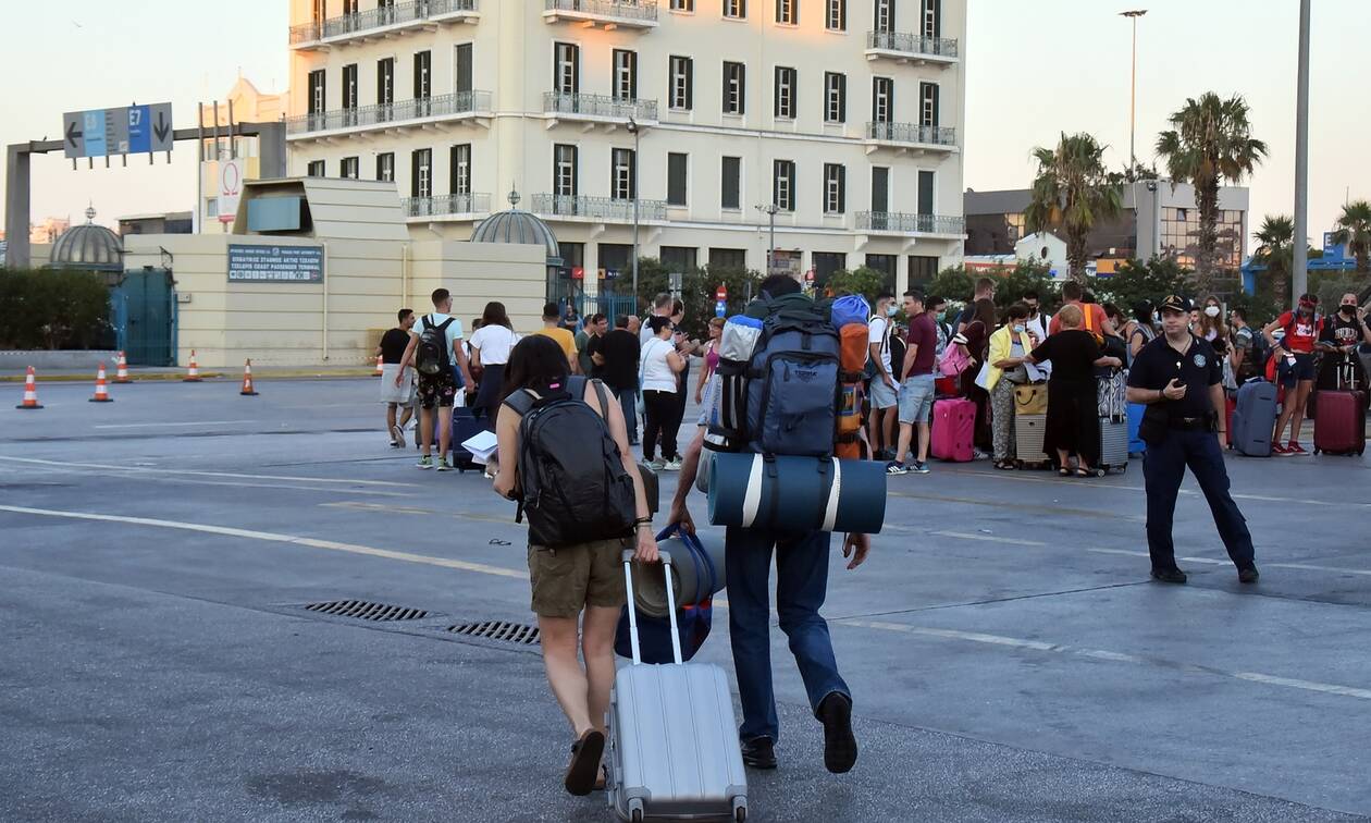 «Πάω Καρπενήσι»: Επική απάντηση ταξιδιώτριας στο λιμάνι του Πειραιά (vid)