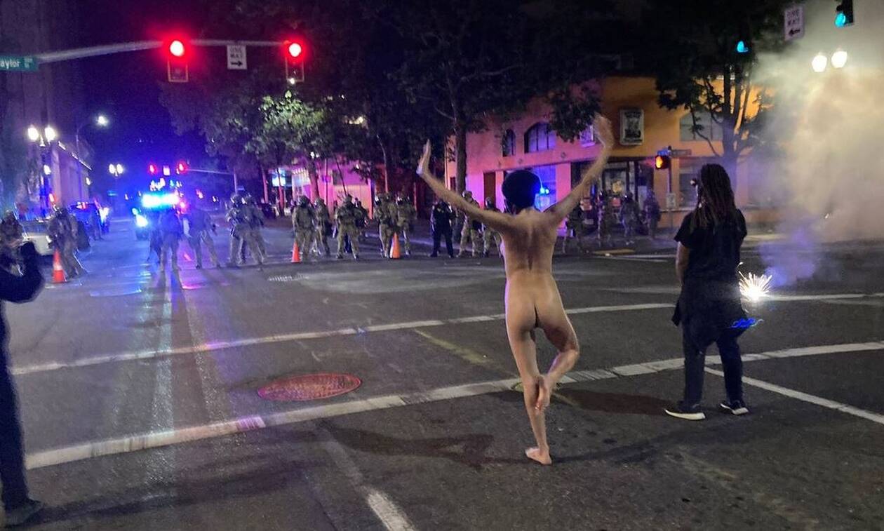«Γυμνή Αθηνά»: Ποια είναι η διαδηλώτρια που έκλεψε την παράσταση στα επεισόδια του Πόρτλαντ