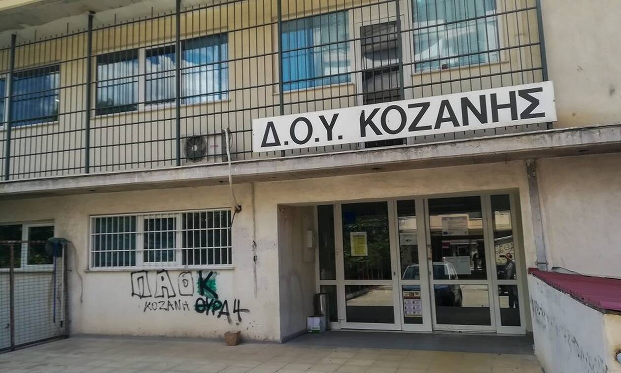 Κοζάνη: Συνταρακτικές μαρτυρίες για την επίθεση με τσεκούρι στην Εφορία