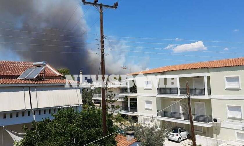 Ανεξέλεγκτη η φωτιά στην Κόρινθο - Ενισχύονται οι δυνάμεις - Εκκενώθηκε οικισμός