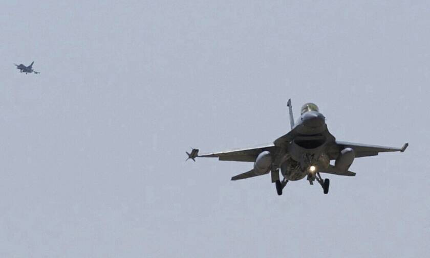 Καστελόριζο: Ανατριχίλα - Οι «αετοί» των ελληνικών F-16 πάνω από το νησί (vid)
