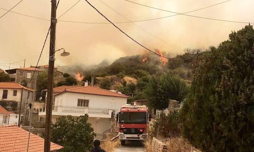 Μεσσηνία: Μαίνεται η φωτιά στο Πεταλίδι - Εκκενώθηκε το χωριό Μαθία