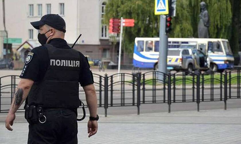 Ουκρανία: Άνδρας οπλισμένος με χειροβομβίδα κρατάει όμηρο αστυνομικό
