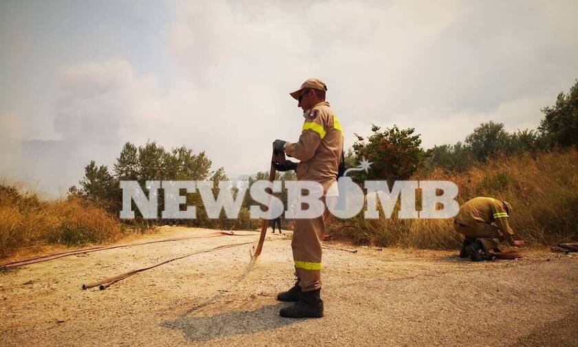 Φωτιά στις Κεχριές: Καρέ-καρέ η μάχη των πυροσβεστών με τις αναζωπυρώσεις