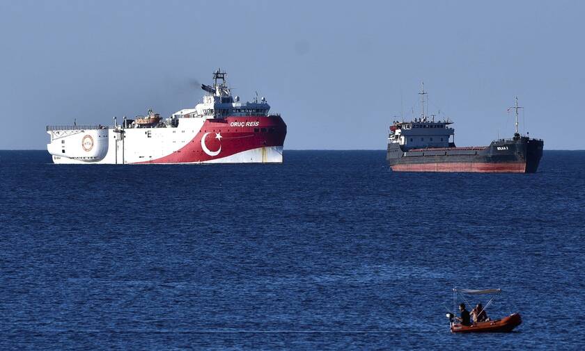 Oruc Reis: Ρυμουλκό σκάφος αγκυροβόλησε κοντά στο ερευνητικό
