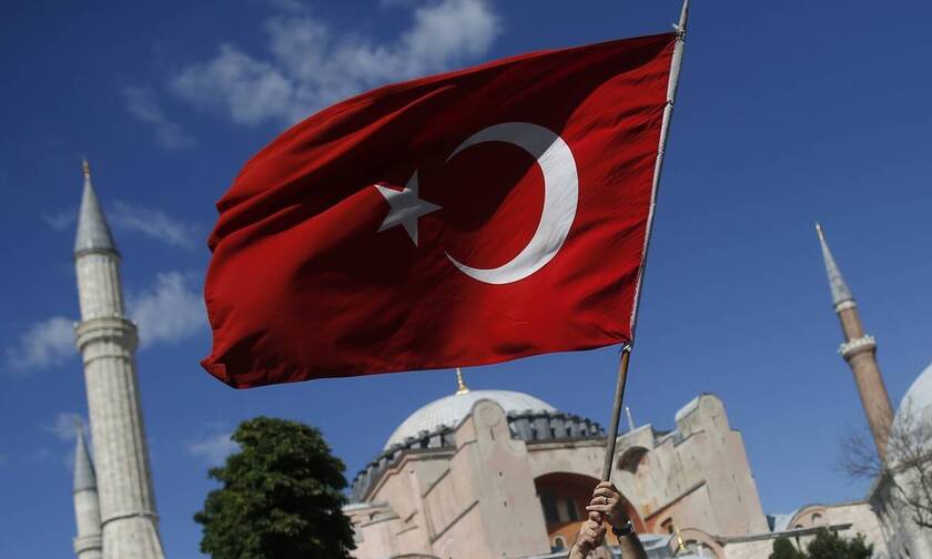 Τουρκικό υπουργείο Άμυνας: Έλληνες εξτρεμιστές έκαψαν τη σημαία μας