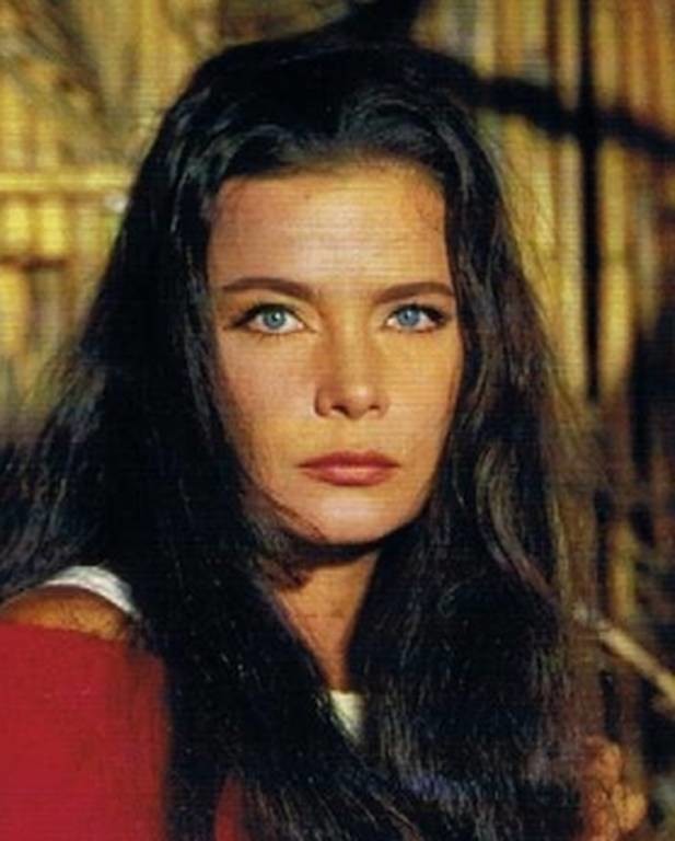 Σαν σήμερα το 1992 «φεύγει» από τη ζωή η Ελληνίδα ηθοποιός Τζένη Καρέζη (Pics+Vids)